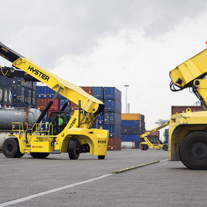 REACH STACKER HYSTER TIÊU ĐIỂM DÒNG XE NÂNG CONTAINER HOẠT ĐỘNG TRONG CẢNG
